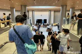 iPhone 16开售首日，沙漠金Pro Max最高加价2500元图片