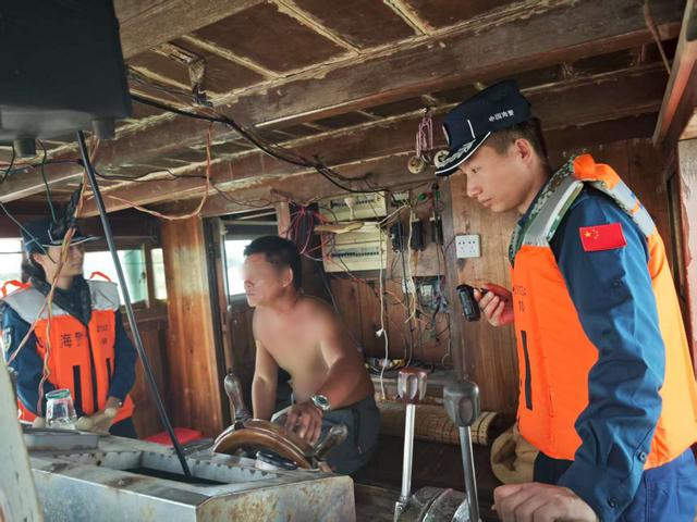 广东湛江海警4天连查6起海上违法案件