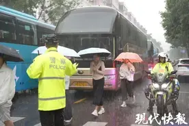 藏蓝身影雨中守护，无锡2.6万名考生齐赴考场图片