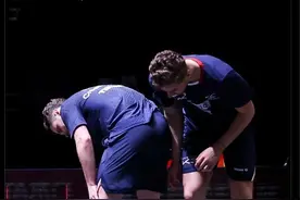 😅跪地庆祝导致膝盖受伤！官方：法国组合退出世乒赛男双半决赛图片