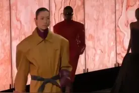 超模刘雯走秀时高跟鞋掉了，手提鞋子踮起脚尖淡定走完图片