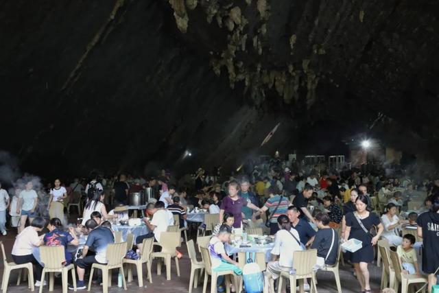 绥阳红果树景区：洞穴火锅“煮”出清凉经济新模式