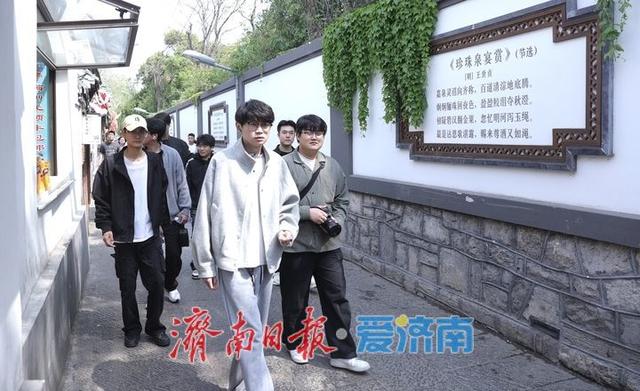 一年四季 泉在济南丨西更道街春意浓 游客漫步石板路打卡老巷