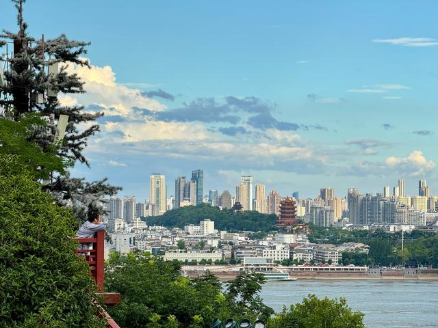 武汉人私藏的“云端观景台”——在龟山，尽览黄鹤楼与长江胜景