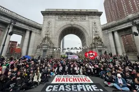 美国数千名抗议者封堵曼哈顿大桥：身穿黑衣 高呼停火图片