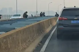 车来车往，武汉一大桥夹缝中惊现“钓鱼佬”！网友：拿生命钓鱼图片