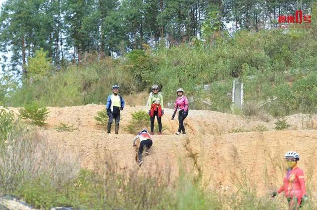 柳州一山顶机位走红，周末数百人打卡！紧急提醒：非景区，尚未开发！