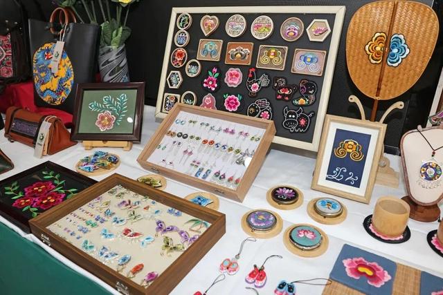 除了火把与彝绣，楚雄的“新流量密码”还藏在赛场、绣坊与山林里