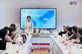 社区居民化身“草根”艺术家，巧手DIY创意台灯图片