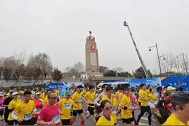 3万汉马跑友穿越大江金岸感受春天之美图片