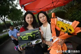 条幅玩具红包……考场外亲友团备好礼物等候考生出场图片