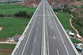 云南宾川至鹤庆高速通车图片