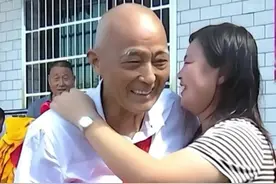 26℃丨一定是特别的缘分！71岁大爷破窗勇救落水女司机，多年前在这里也救过她图片