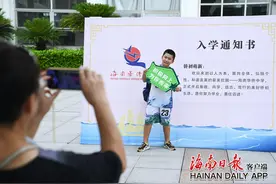 海南华侨中学初中部迎接2024级新生报到图片