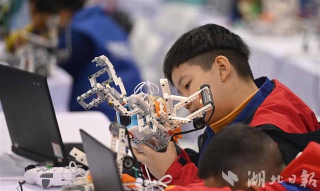 万名科技少年逐梦“机器人奥运会” 2025世界机器人大赛宜昌锦标赛开幕