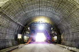 遂大高速公路五指峰隧道贯通图片