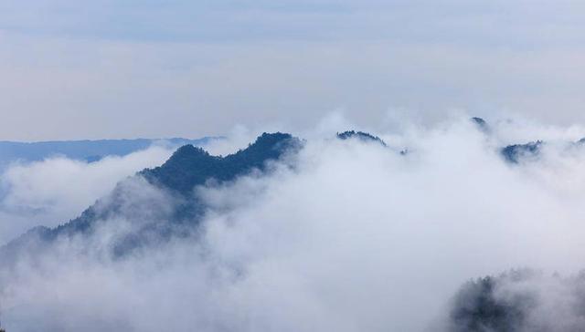 鹤峰秋来风景异：青山隐隐有仙居