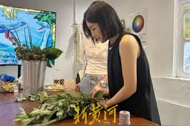 艾草门挂、艾草枕头、手工粽子.......“仪式感消费”解锁端午节新玩法图片