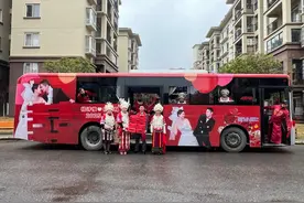 公交婚车 镌刻“双职工”的专属浪漫图片