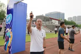 荆州中学开展2025届 “彩翼乘风·金榜题名”彩虹跑活动图片