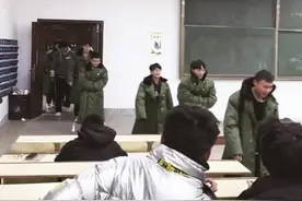 军大衣成今冬时尚单品 网友：不是羽绒服买不起，而是军大衣更有性价比图片