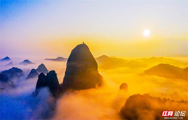 云雾作幕，丹霞为台：独岩峰的“天际线独舞”