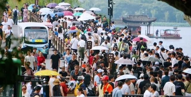 “告诉王维，西出阳关全是人！” 你们最爱看的“人从众”名场面来了！
