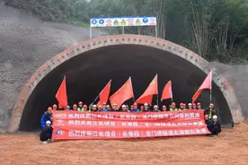重庆市两江新区-长寿区快速通道项目（长寿段）龙门桥隧道右洞顺利贯通图片