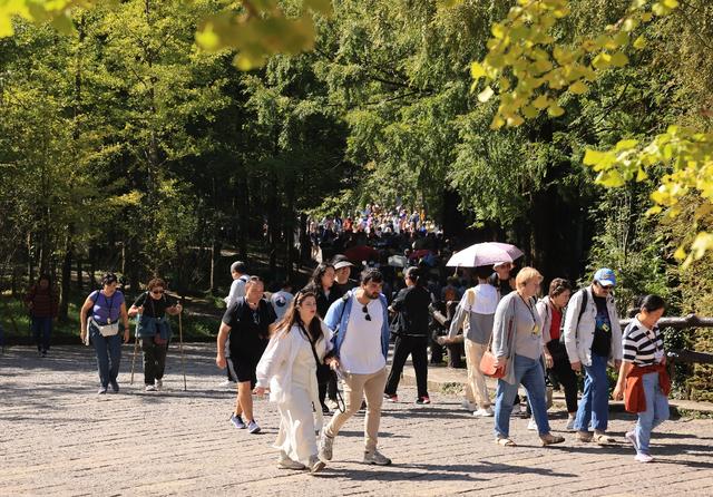 湖南张家界：“双节”临近秋游热