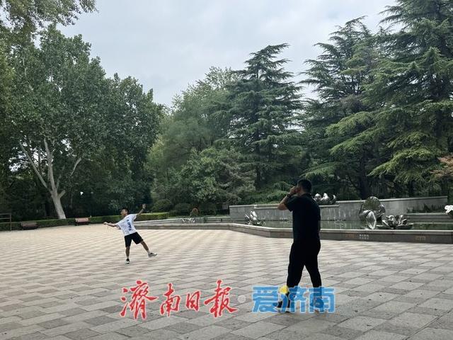 百花公园绿树成荫景如画 市民休闲好去处