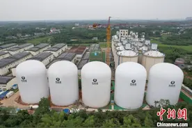 中国首批五座9000吨级气膜粮仓充气成型图片