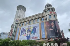 提前三小时排队见证柯南“三十而立”，二次元点燃年轻消费热潮图片