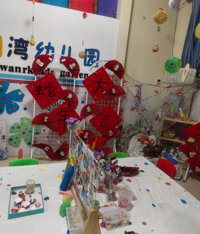 江西一幼儿园园长驾车载多名幼儿落水，致8人死亡，知情人称女园长做事很认真，驾车技术也好，园内有两辆19座校车；园长丈夫配合调查中