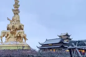 峨眉山迎来今年入秋后第一场雪，比去年迟来11天 游客兴奋拍照留念图片