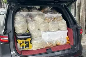 广东游客打包242碗柳州螺蛳粉，开车7小时带回家，店主：她经常从广州来买螺狮粉，五六个小时才打包好图片