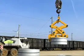 首趟带钢直达专列从奈曼旗开出图片