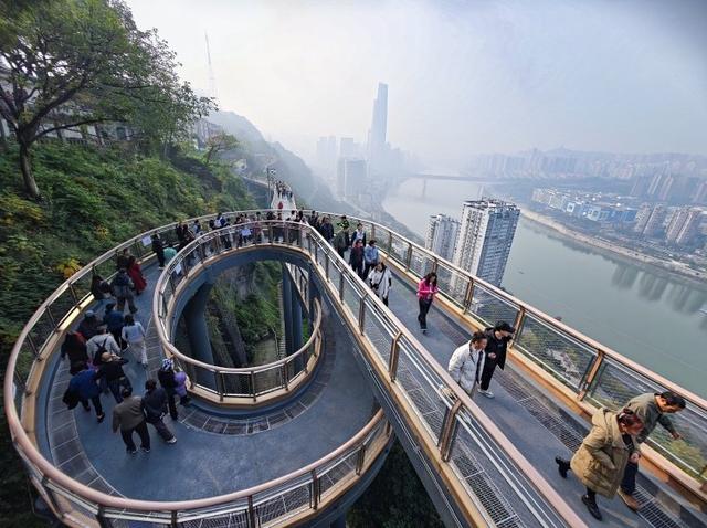 冬日暖阳上线！市民鹅岭栈桥“追光”