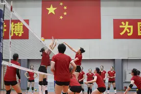 网络直播开训练课 新一届中国女排“全新”亮相图片