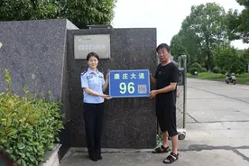 首张二维码门牌在石首上线 一个“码”可以办这么多事！图片