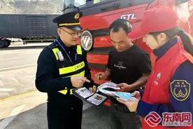 张作掀：高速路上 回家过年的守护人图片