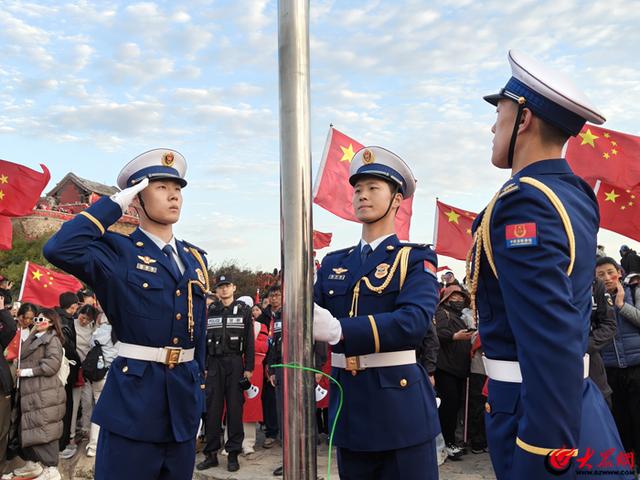 泰山之巅国旗红 泰安市举办“我们的节日·我们的泰山”文明实践活动
