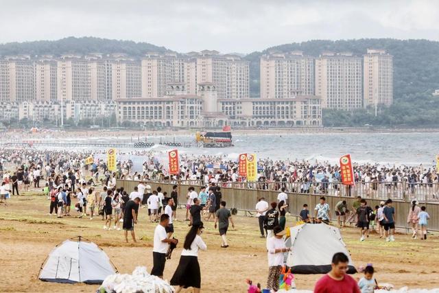 海边纳凉人气旺