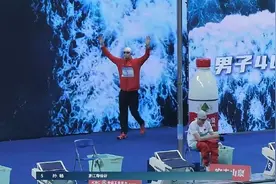 孙杨摘银，鞠躬致谢！比13年前的自己慢7秒8图片