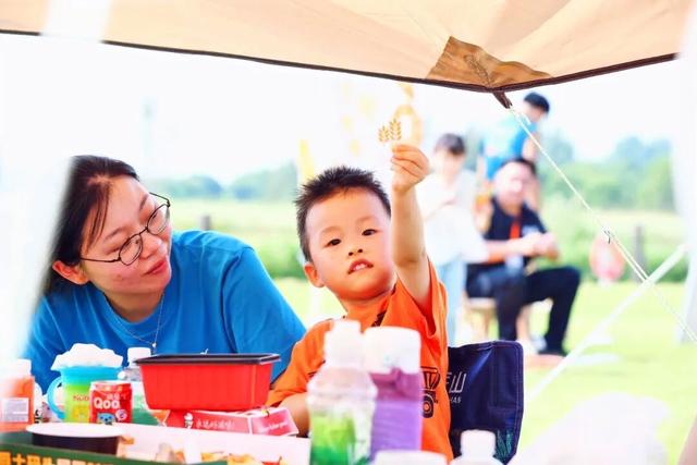 国庆遛娃好去处！能露营、能撒欢、还有巨型稻草熊
