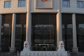 违规遛松狮犬，大妈受惊摔倒骨折，法院判赔7.5万元图片