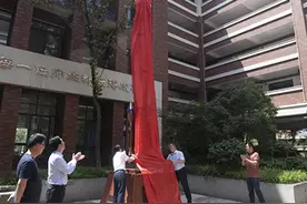 株洲市南方中学2024届高三学子向母校赠礼“飞天”火箭模型图片