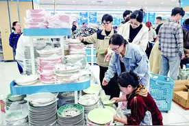 把“网店”搬到线下 平价超市人气旺图片