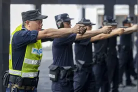 广州警队教官的特别教学：人并非天生勇敢，身着警服不能退缩图片