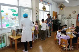 武昌区代表委员暖心陪餐，共筑校园食品安全防线图片