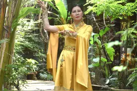 从马来西亚到成都 她用蜡染在汉服上织出九寨沟四季图片